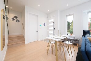 Dining - Stylish 3BR Home in the Heart of Vancouver (Vancouver)