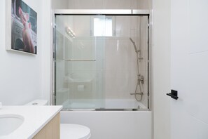 Shower, hair dryer, towels, soap - Stylish 3BR Home in the Heart of Vancouver (Vancouver)