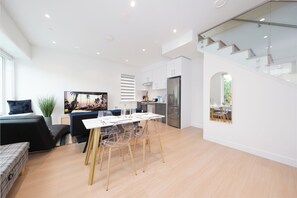 Interior - Stylish 3BR Home in the Heart of Vancouver (Vancouver)