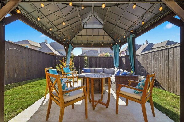 Outdoor dining - Spacious Cozy 4B Home in Frisco (Frisco)