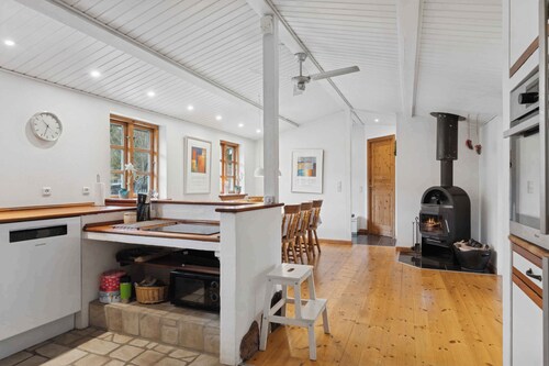 Cozy cottage near swimming lake