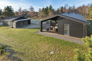 A modern house with a covered patio, a garage, and a lawn. - Lovely holiday home near Hals in North Jutland (Hals)