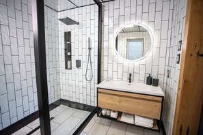 Room, 2 Queen Beds, City View | Bathroom | Shower, hair dryer, towels, soap - The Keon Hotel (Ottawa)