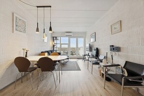 Een modern interieur met een eethoek, zitplaatsen en een televisie.