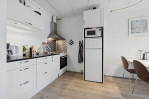 Køleskab, mikrobølgeovn, ovn, kogeplade