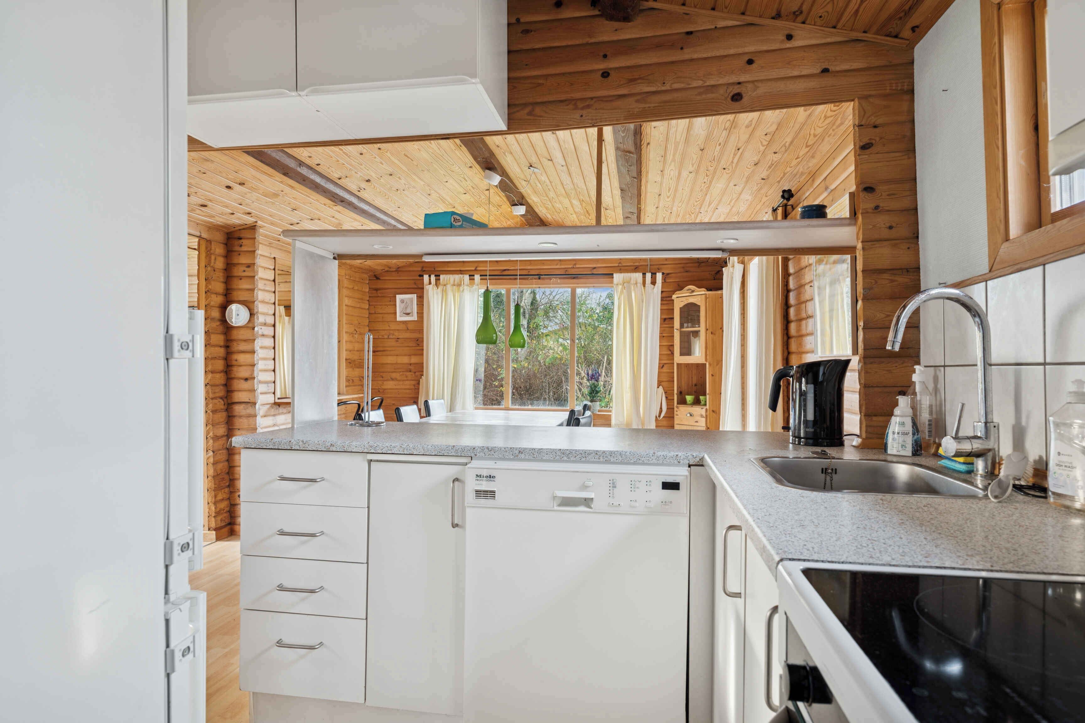 Frigorífico, horno, placa de cocina y lavavajillas