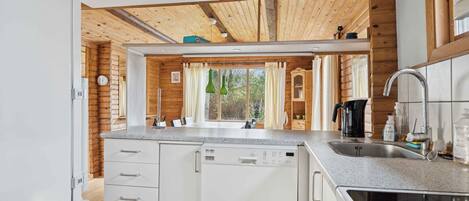 Frigorífico, horno, placa de cocina y lavavajillas