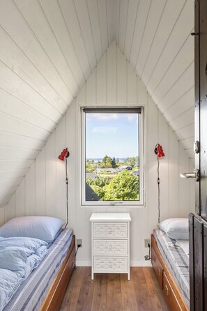 3 bedrooms, free WiFi - Idyllic summer house with sea view (Glesborg)