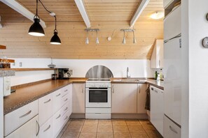 Fridge, microwave, oven, stovetop - Idyllic summer house with sea view (Glesborg)