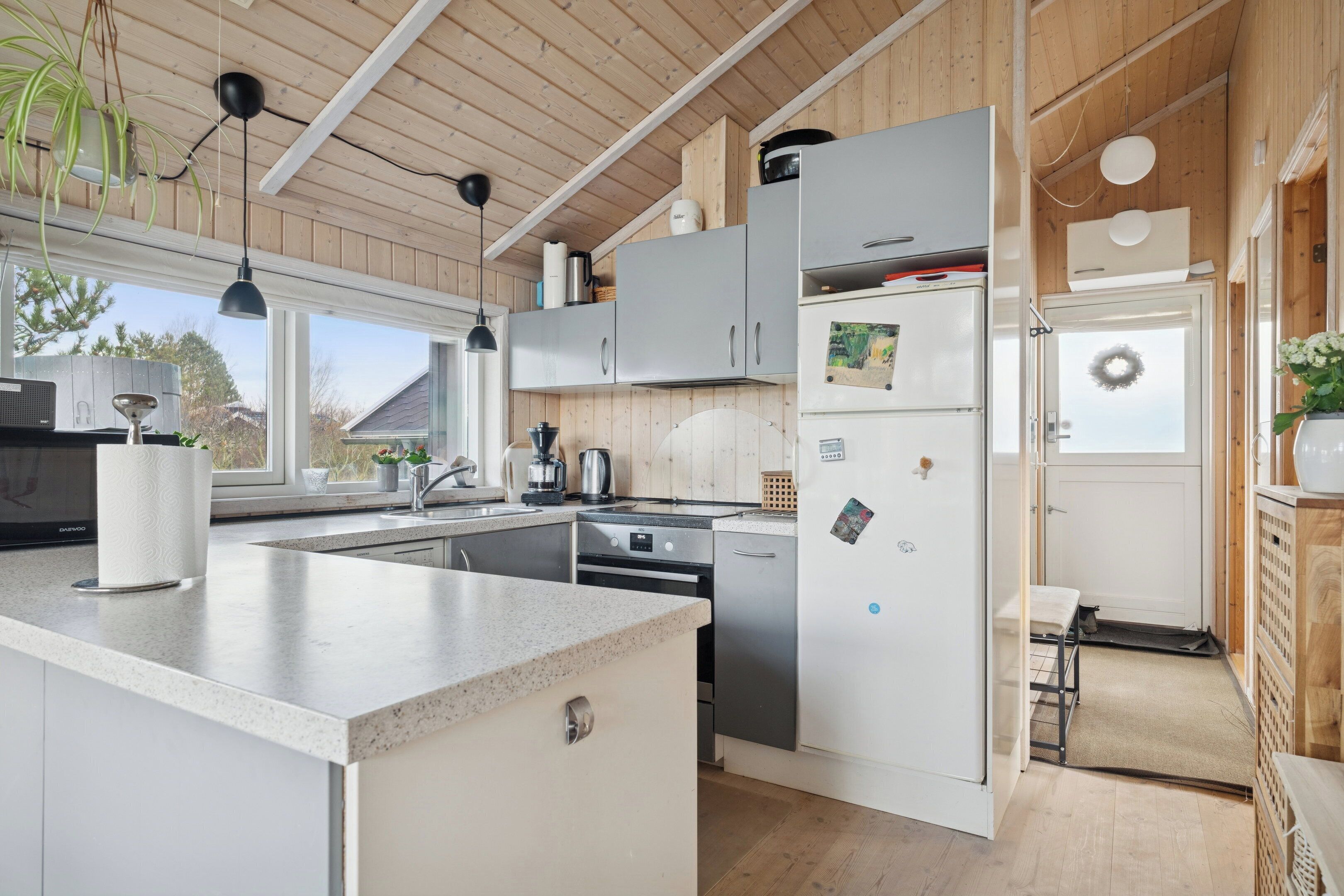 Réfrigérateur, four à micro-ondes, un four, surface de cuisson