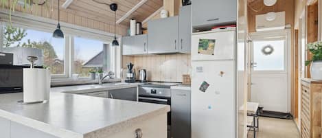 Réfrigérateur, four à micro-ondes, un four, surface de cuisson