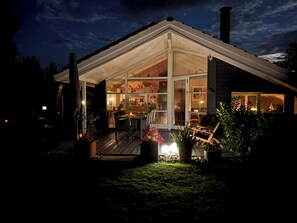 A modern house with a large glass extension, a deck, and outdoor seating. - Beautiful summer house from 2008 outdoor spa (Nakskov)