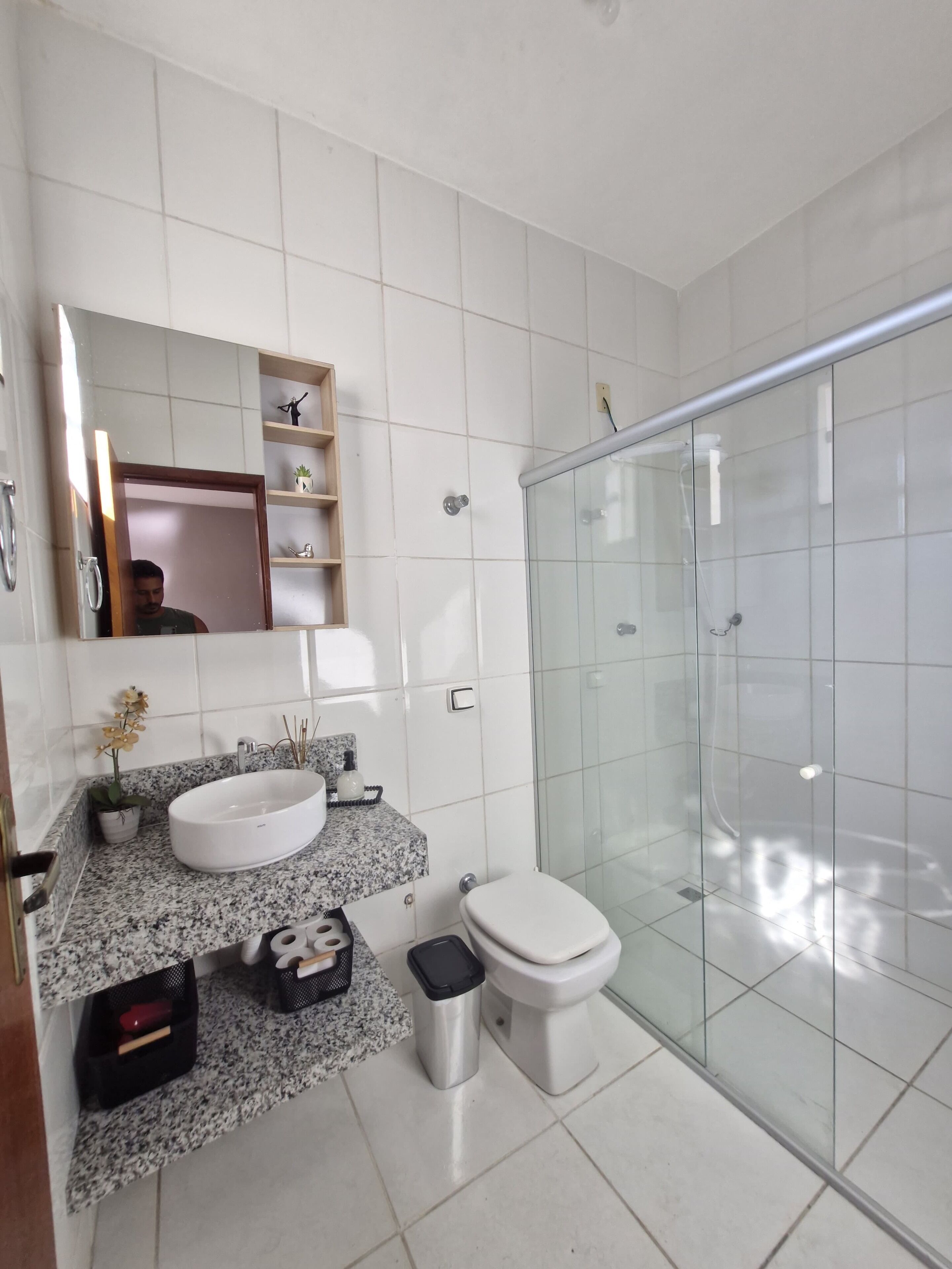 Secador de pelo, toallas, jabón, papel higiénico