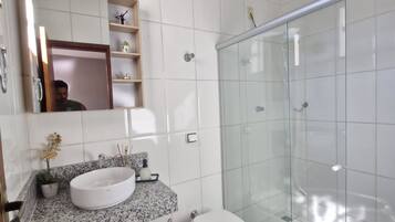 Secador de pelo, toallas, jabón, papel higiénico