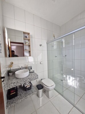 Secador de cabelo, toalhas de banho, sabonete, papel higiênico