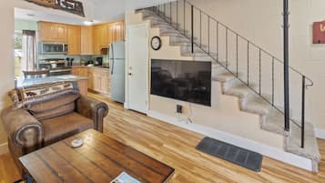 TV connectée, cheminée, livres