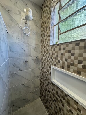 Toalhas de banho, sabonete, papel higiênico 