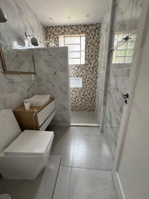 Serviettes fournies, savon, papier toilette