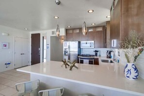 Leilighet, flere senger, balkong, havutsikt | Eget kjøkken