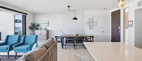 Apartment, Mehrere Betten, Balkon, Meerblick | Innenbereich
