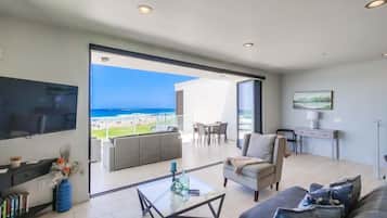 Appartement, meerdere bedden, balkon, uitzicht op oceaan | Woonruimte