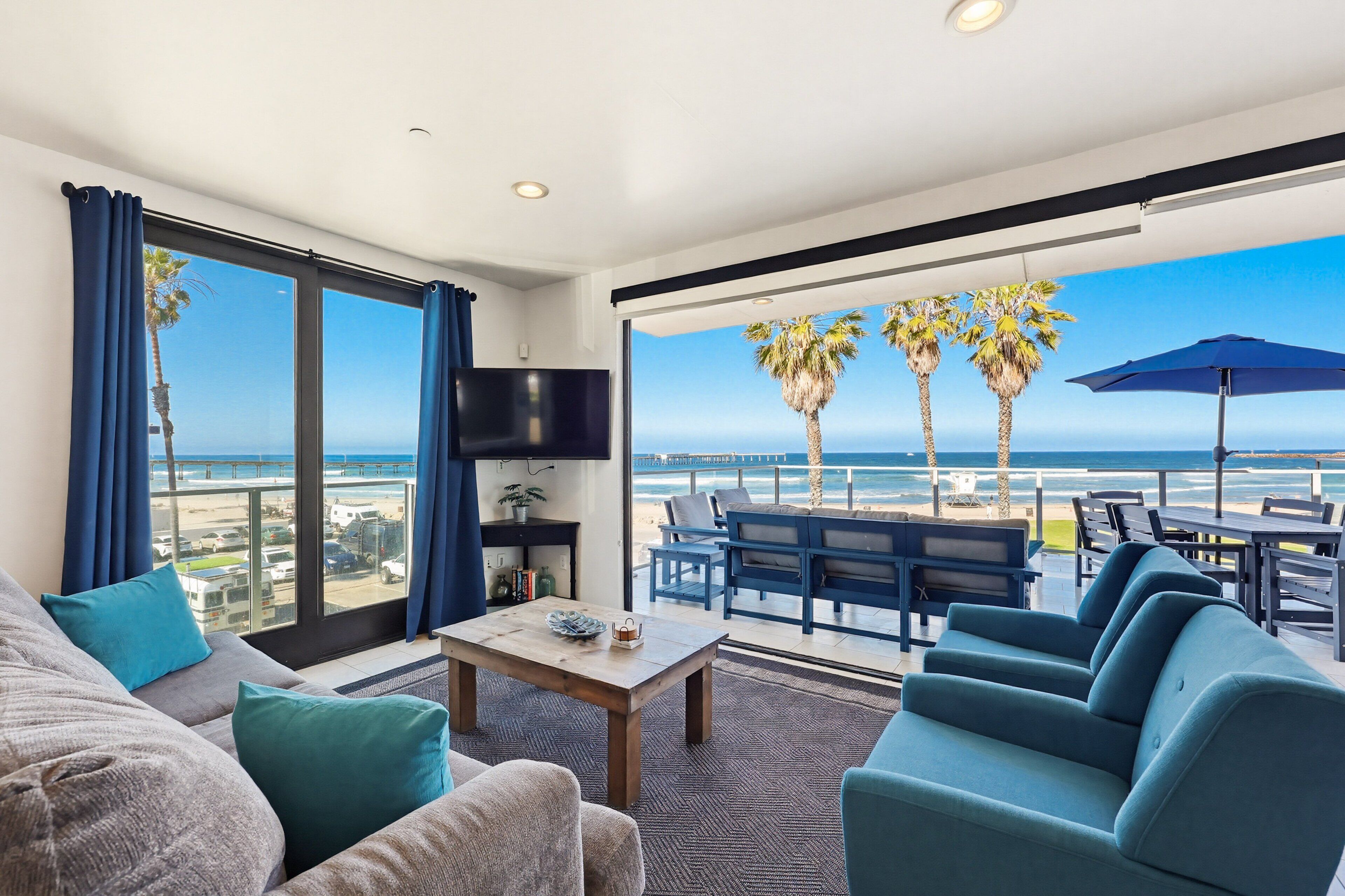 Apartamento, varias camas, balcón, vistas al mar | Zona de estar