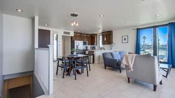 Appartement, meerdere bedden, balkon, uitzicht op oceaan | Woonruimte