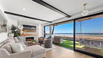 House, Multiple Beds, Hot Tub, Ocean View | Living area