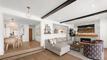 House, Multiple Beds, Hot Tub, Ocean View | Living area