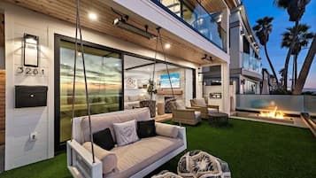 Ferienhaus, Mehrere Betten, Whirlpool, Meerblick | Terrasse/Patio