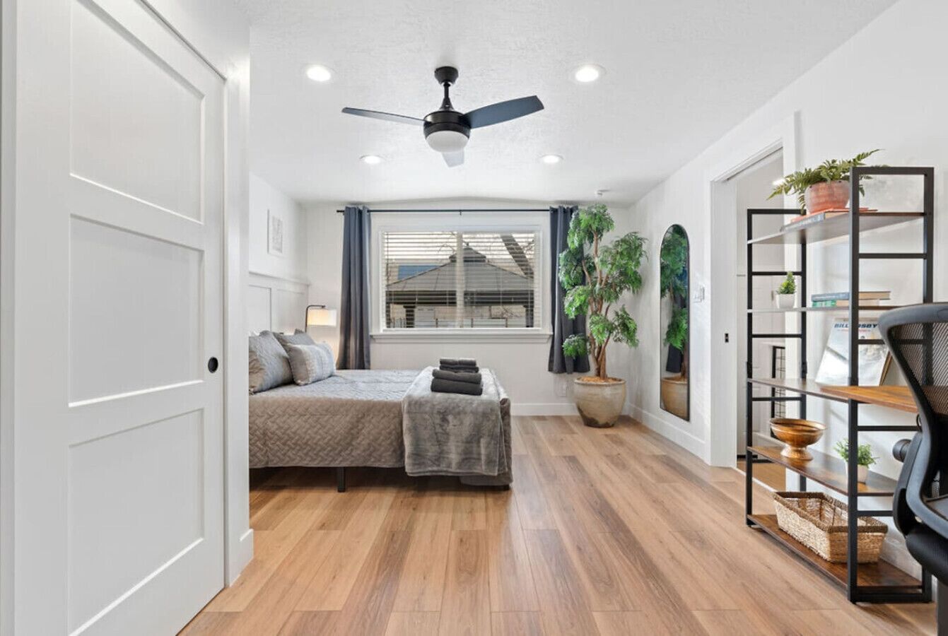 Desk, iron/ironing board, free WiFi, bed sheets