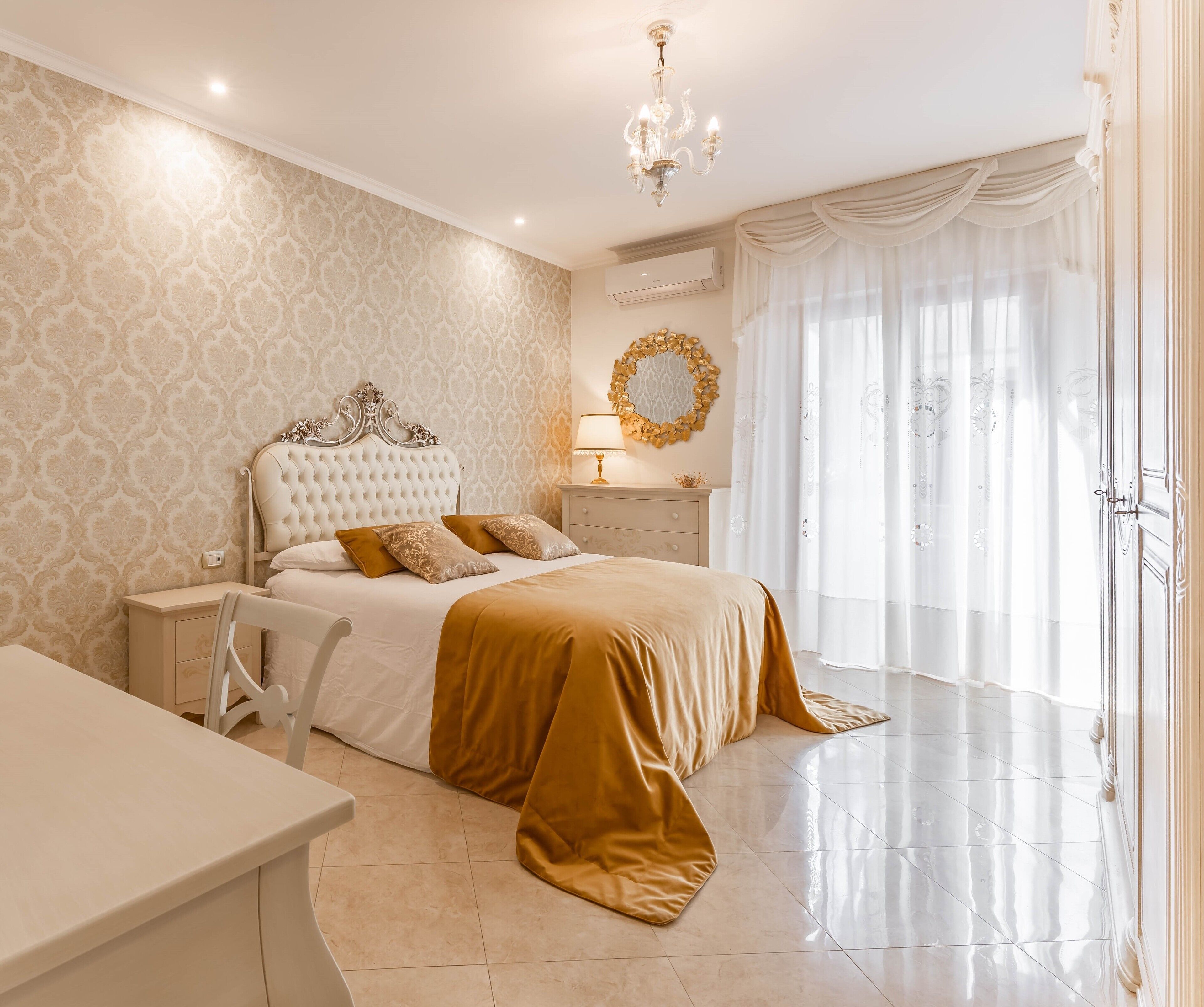 3 slaapkamers, een bureau, een strijkplank/strijkijzer, reisbedje