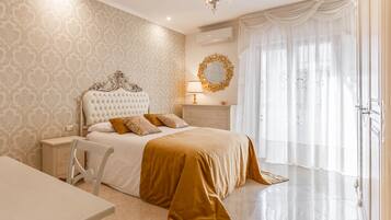 3 slaapkamers, een bureau, een strijkplank/strijkijzer, reisbedje