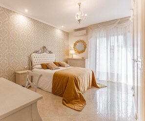 3 slaapkamers, een bureau, een strijkplank/strijkijzer, reisbedje