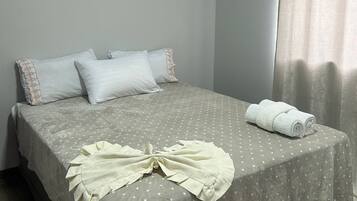 3 quartos, acesso à internet, roupa de cama