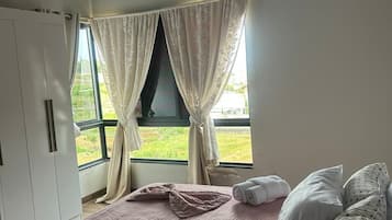 3 quartos, acesso à internet, roupa de cama