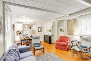 TV - 525 Central Charming Cottage in Lakeside (Lakeside)