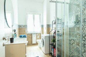 Shower, hair dryer, bidet, towels - Rea House Colli albani metro station (Roma)