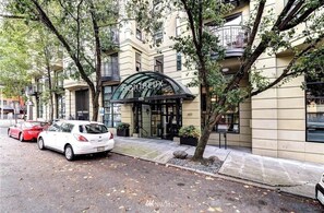 Exterior - Cozy 1-bedroom condo with AC in tranquil Seattle (Seattle)