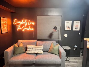 TV - Cozy 1-bedroom condo with AC in tranquil Seattle (Seattle)