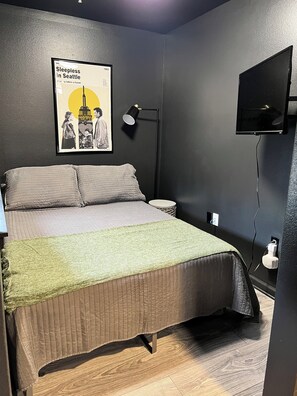 1 bedroom, iron/ironing board, WiFi, bed sheets - Cozy 1-bedroom condo with AC in tranquil Seattle (Seattle)