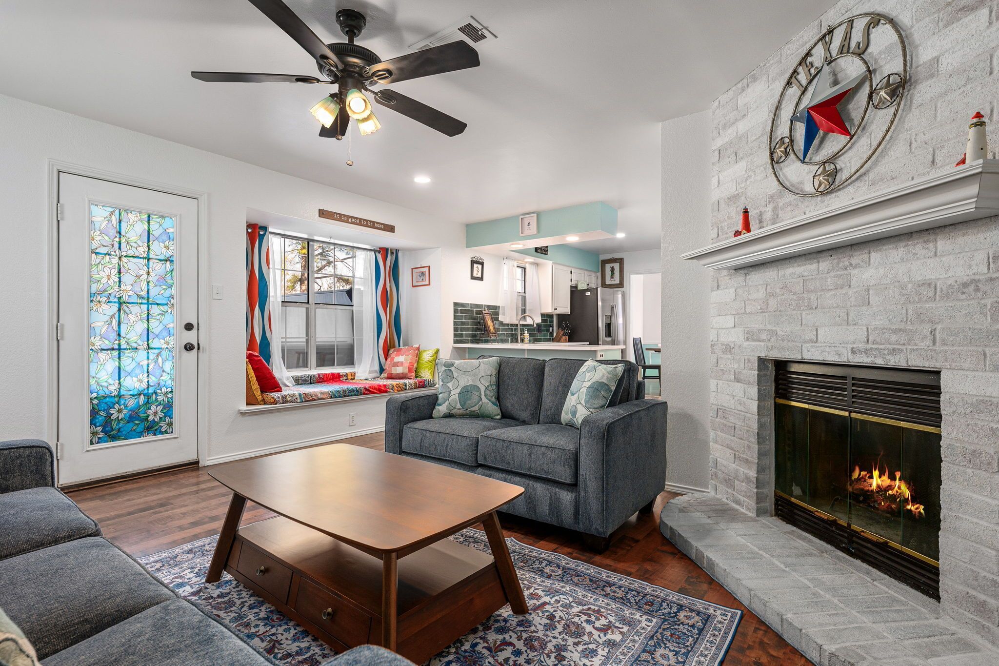 TV connectée, cheminée, jeux vidéo, baby-foot