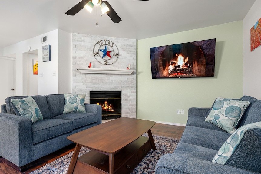 Cheerful Home, With Big Private Fenced Yard, & Big Hot Tub - Burleson, TX