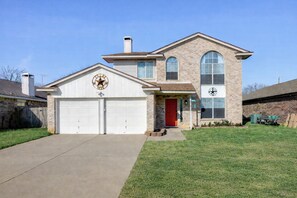 Exterior - Cheerful Home, with Big Private Fenced Yard, & Big Hot Tub (Burleson)