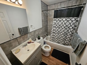 Secadora de cabello, toallas, jabón, shampoo