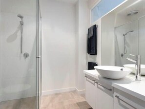 Shower, hair dryer, shampoo - Serenity by the Bay (Apollo Bay)