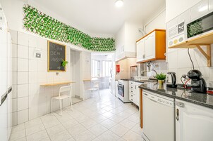 Refrigerador, microondas, placa de cocina, cafetera expreso