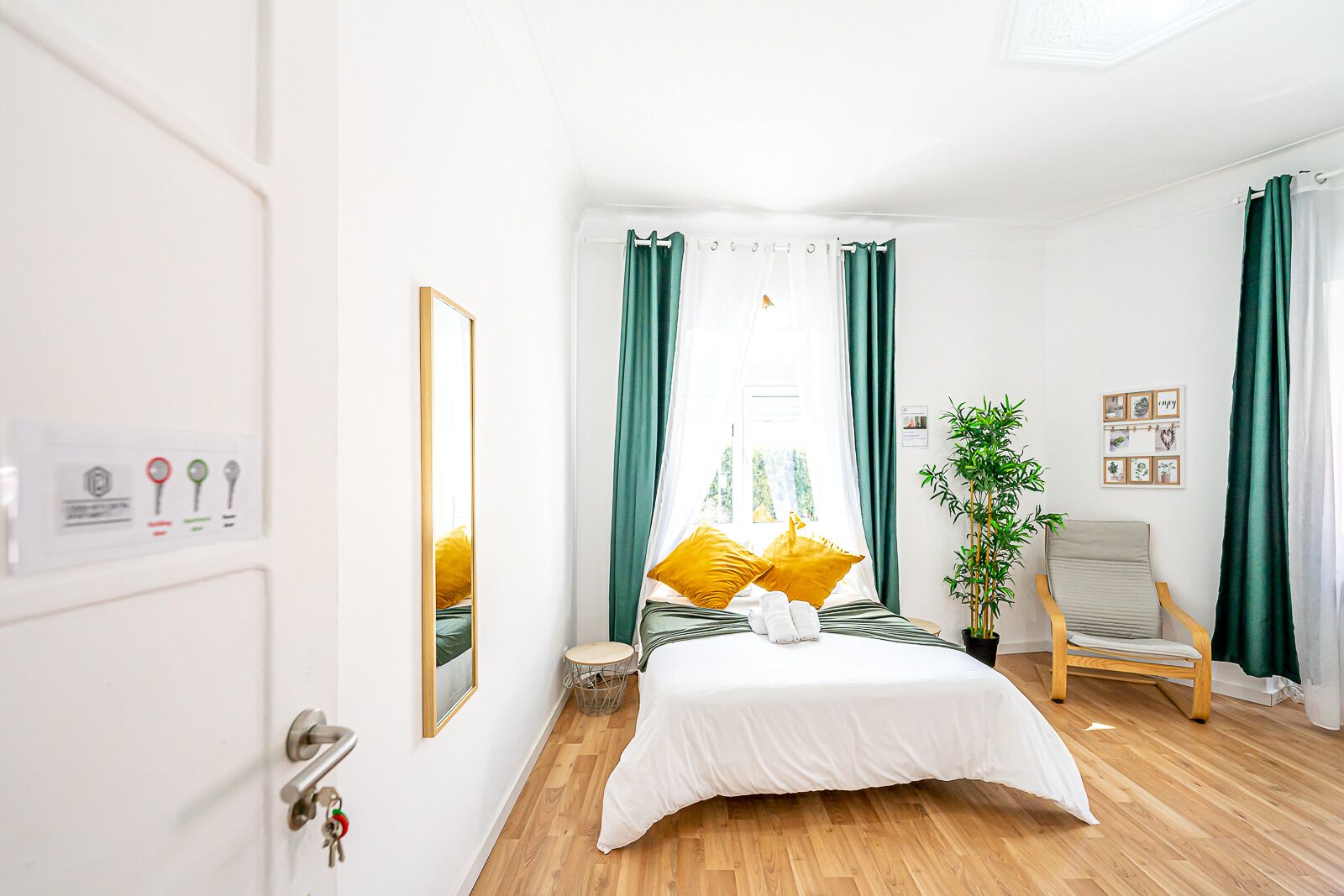 Desk, laptop workspace, free WiFi