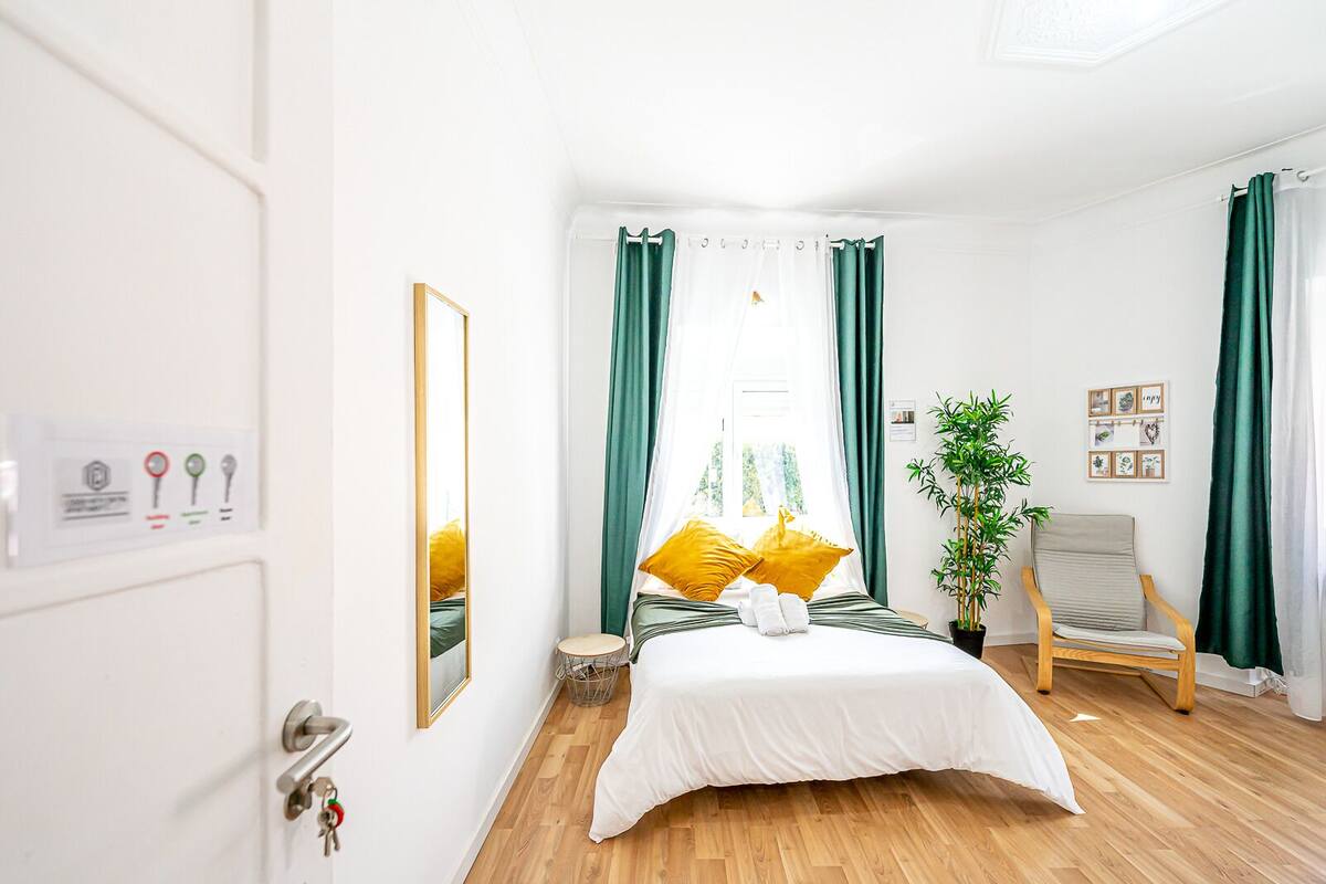 Escriptori, espai de treball apte per a portàtils i wifi gratuïta