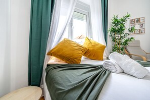 Economy Double Room | Desk, laptop workspace, free WiFi - April Square Guesthouse by Lisbon with Sintra (Amadora)
